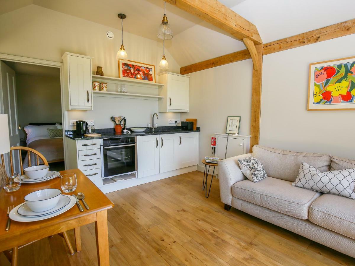 The Lodge At Mortons Malmesbury Exteriör bild